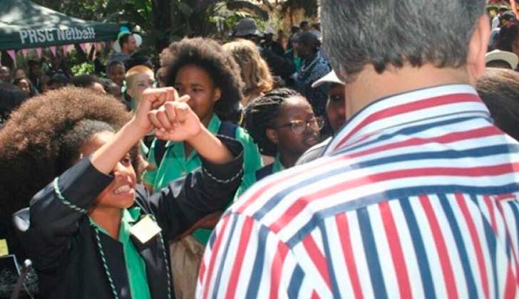 Estudiante sudafricana lucha contra su colegio que obliga a las alumnas a alisarse el pelo.