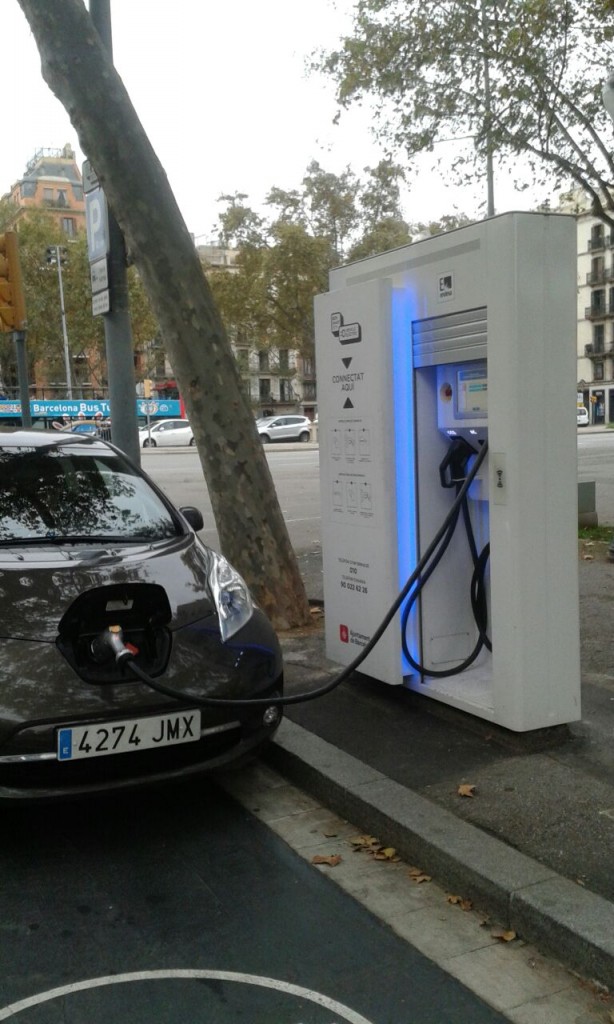 Un auto eléctrico se recarga en una "electrolinera" en Barcelona, España. Foto: Valeria Gueli. 
