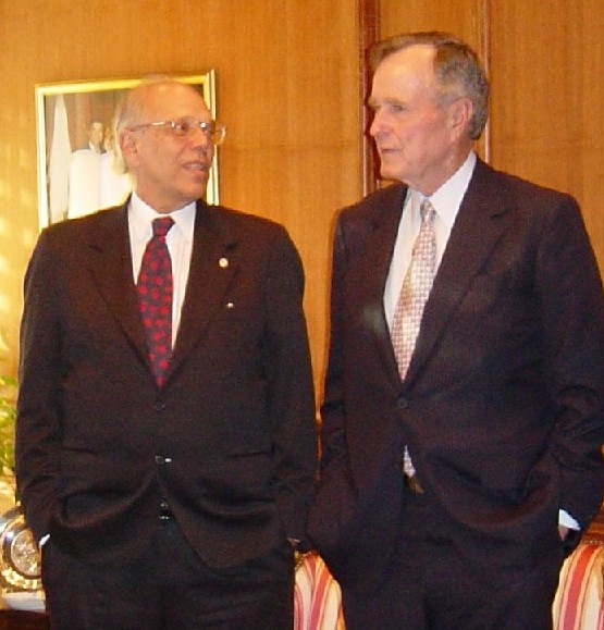 Batlle junto al ex presidente estadounidense George Bush padre, en Montevideo. 