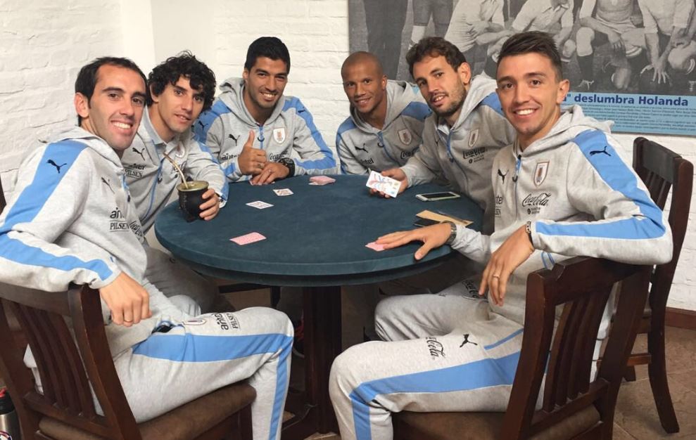 Godín disfrutando unos mates y jugando al truco con Mathías Corujo, El Pato Sanz, Christian Stuani, Luis Suarez y Fernando Muslera. Foto: Twitter/DiegoGodin.
