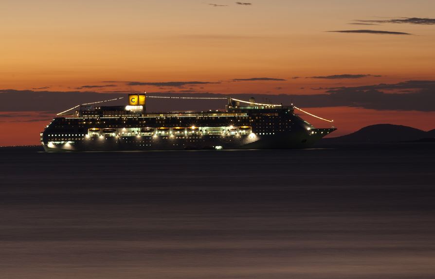 Un crucero atracando en Punta del Este. Foto: Jimmy Baikovicius.