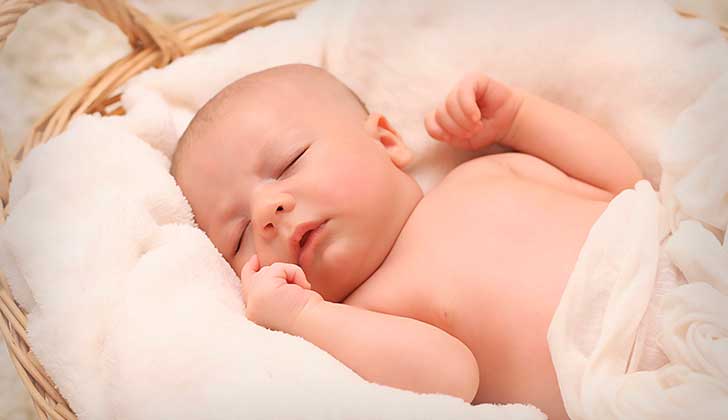 Recomiendan que bebés duerman en el cuarto de sus padres por lo menos hasta los 6 meses. Foto: Pixabay