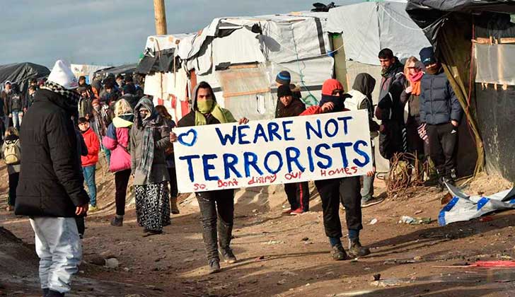 Francia desmantela el campamento de migrantes de Calais. Foto: AFP