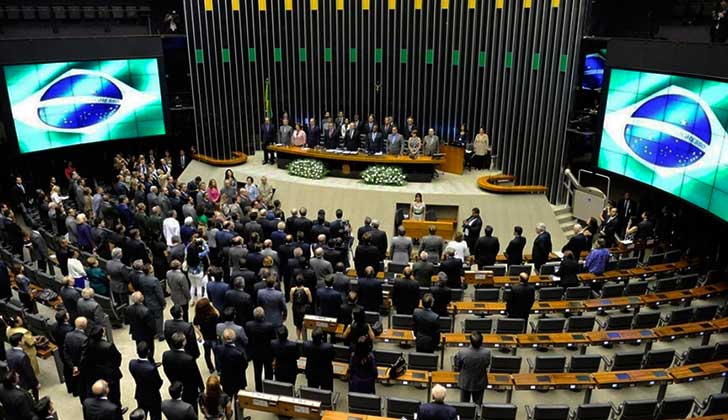 Parlamento de Brasil aprobó congelar la inversión social por 20 años.