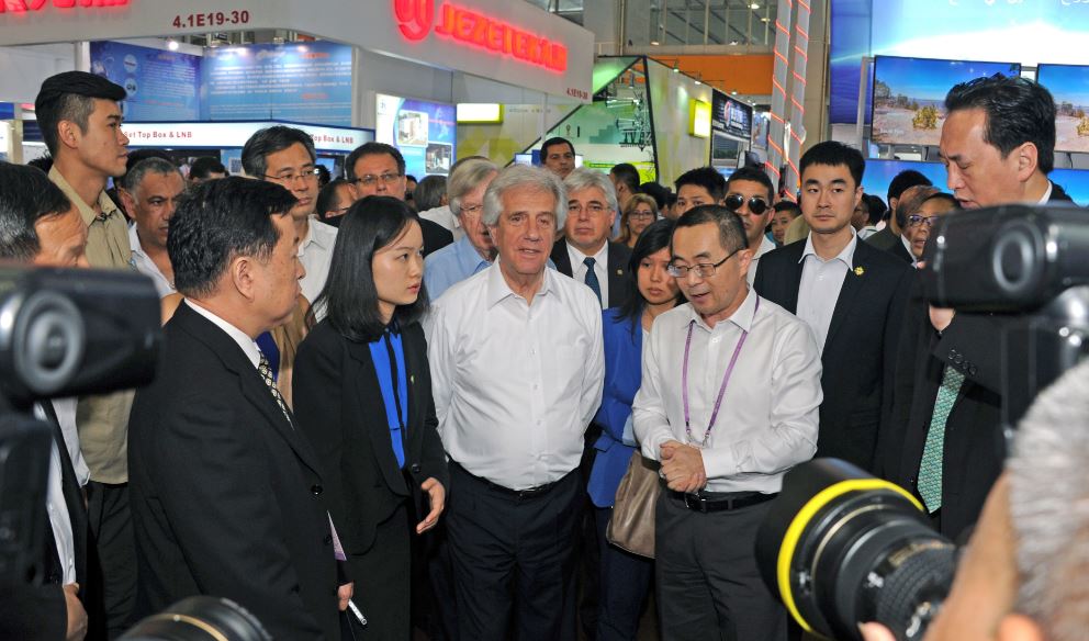 El Presidente Tabaré Vázquez recorrió la Feria de Importación y Exportación de China. 