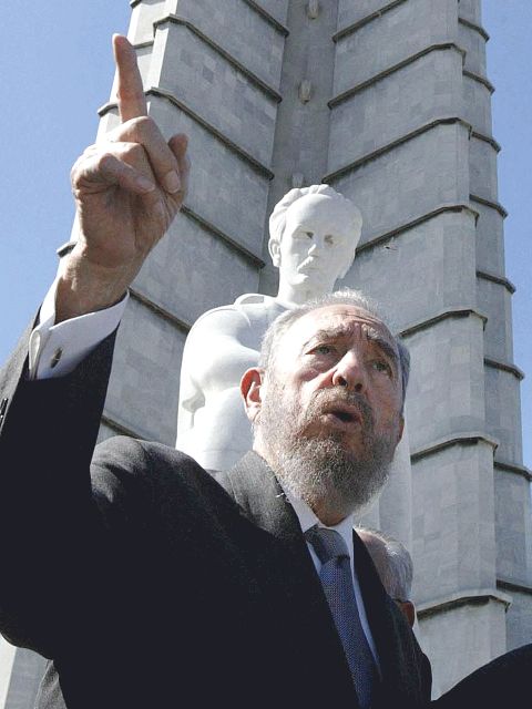 Castro da un discurso frente a la estatua de José Martí en La Habana. Foto: Wikimedia Commons. 