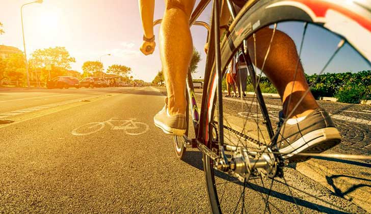 Andar en bici  reduce el riesgo de sufrir un ataque al corazón. Foto: Pixabay