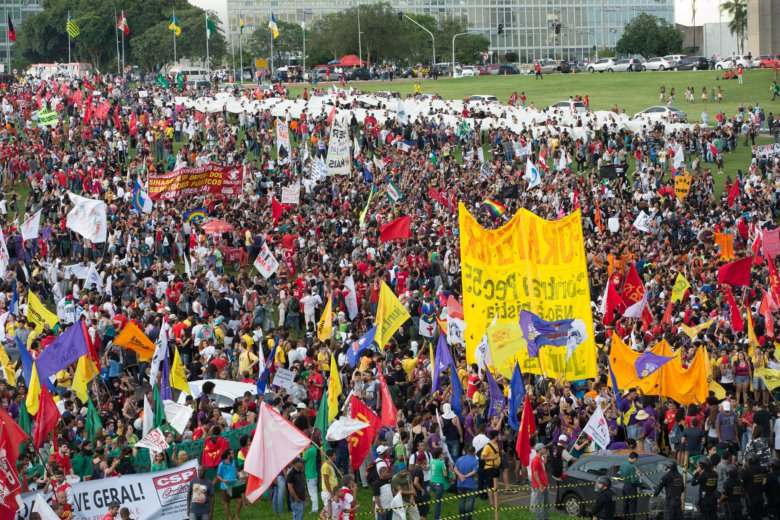 Mientras el Senado aprobaba la PEC 55, la policía reprimia a los estudiantes. Foto: Agencia PT