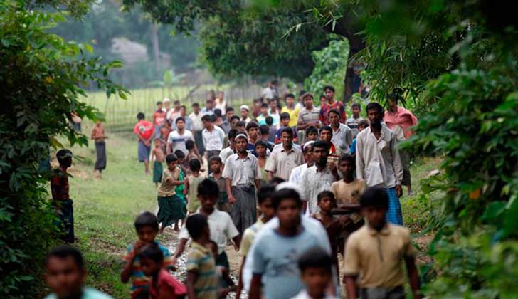 Cientos de  musulmanes rohingya huyen de la violencia en Birmania hacia Bangladesh.