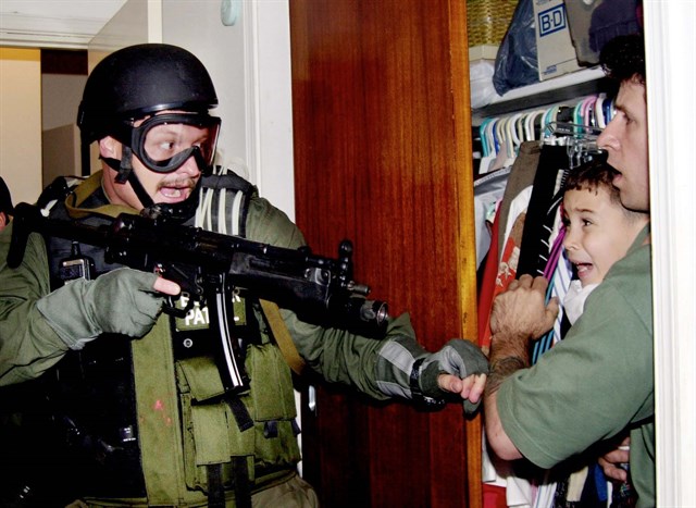 La cara de Elián denota horror al ser sacado a la fuerza de la casa de sus familiares en EE.UU. Foto: Archivo / Reuters. 