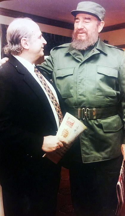 Federico Fasano junto a Fidel Castro sosteniendo una copia del periódico La República. 