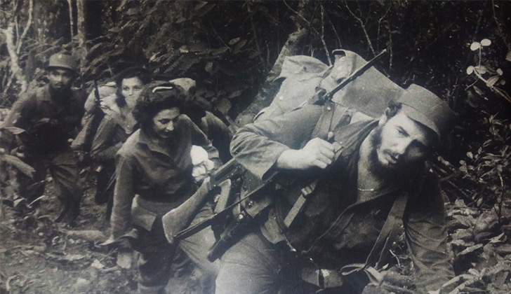 Fidel junto a varios guerrileros en la Sierra Maestra de Cuba en 1957.