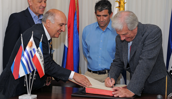 Presidente Vázquez firma el acta de traspaso de mando. Foto de Presidencia.