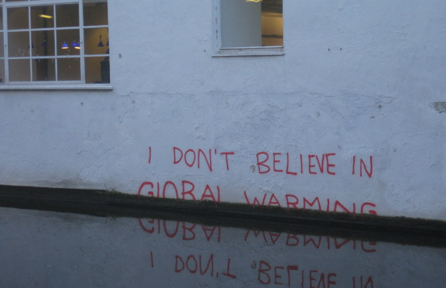 "Yo no creo en el calentamiento global", reza un grafitti cubierto por el agua en una inundación. Foto: Wikimedia Commons. 