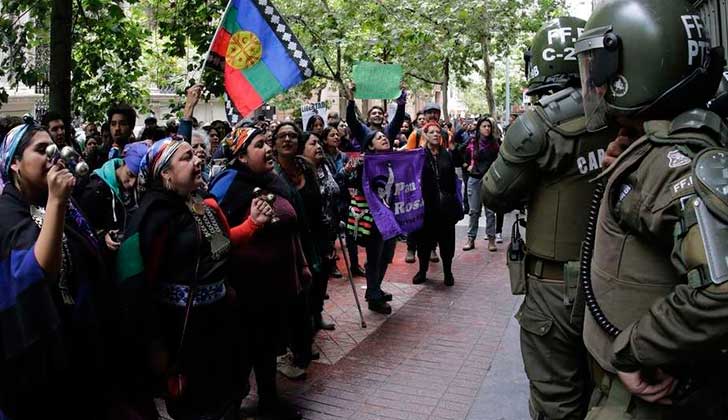 Mapuches protestan contra detención de su líder espiritual Francisca Linconao y exigen su liberación.