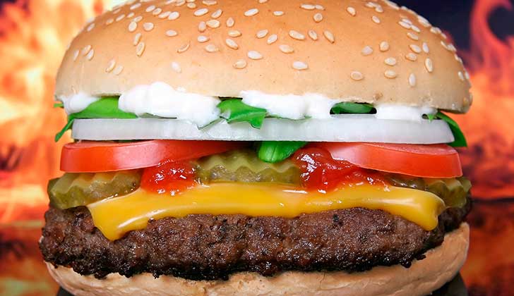 ¿Sirve etiquetar la comida rápida con información sobre sus calorías para limitar su consumo?. Foto: Pixabay