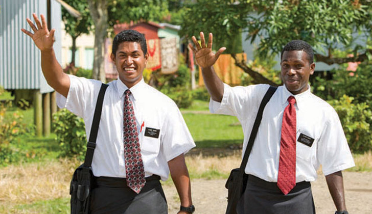 Dos jóvenes misioneros mormones saludando. Foto: flickr.com/moregoodfoundation. 