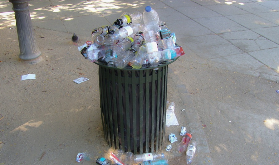 El plástico es uno de los principales contaminantes del medio ambiente, por lo que es importante reducir su uso. Foto: Pixabay.