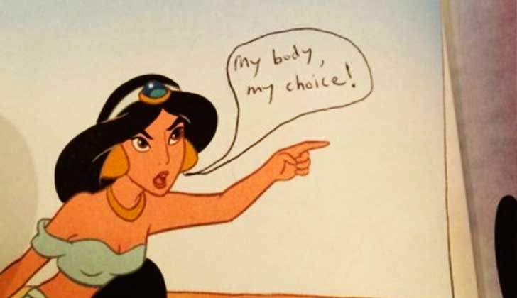Madre introduce acotaciones a los cuentos de Disney para hacerlos más feministas.
