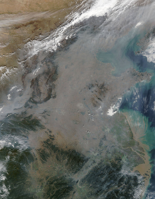 Imagen de la NASA que muestra la gran nube gris de contaminación sobre Pekín.