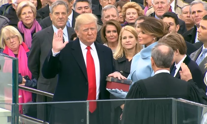 Donald Trump al momento de jurar como Presidente de Estados Unidos. Foto: The White House.