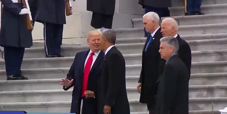 Obama y Trump, seguidos de los vice presidentes, el saliente Joe Biden (der) y el entrante Mike Pence. Foto: Twitter.