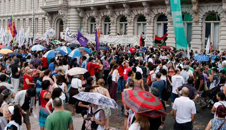 Argentina: abrazo simbólico de los trabajadores de la Educación contra los despidos y la represión.