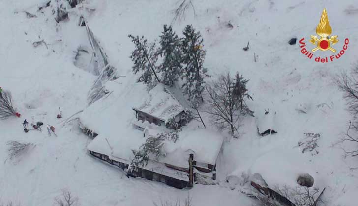 Varias personas murieron en un hotel tras una avalancha de nieve que fue provocada por la serie de fuertes terremotos que sacudió el centro de Italia el miércoles, informaron las autoridades. Equipos de rescate trabajan en el lugar en busca de sobrevivientes. . Foto: @emergenzavvf 