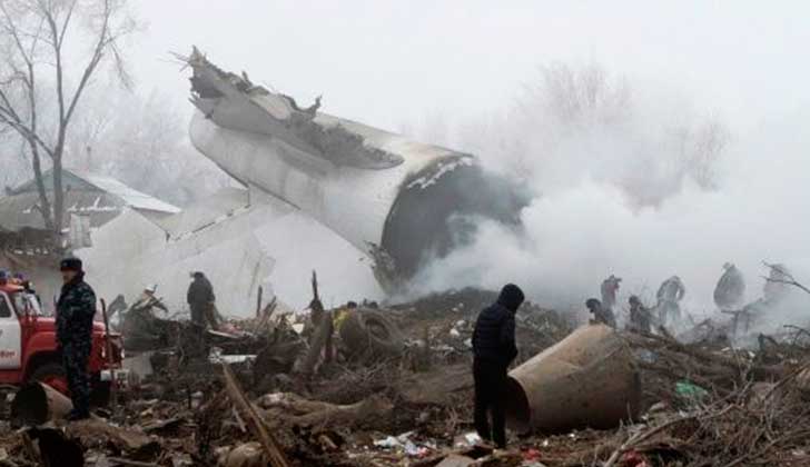 Al menos 37 personas fallecieron tras caerse un avión en Kirguistán.