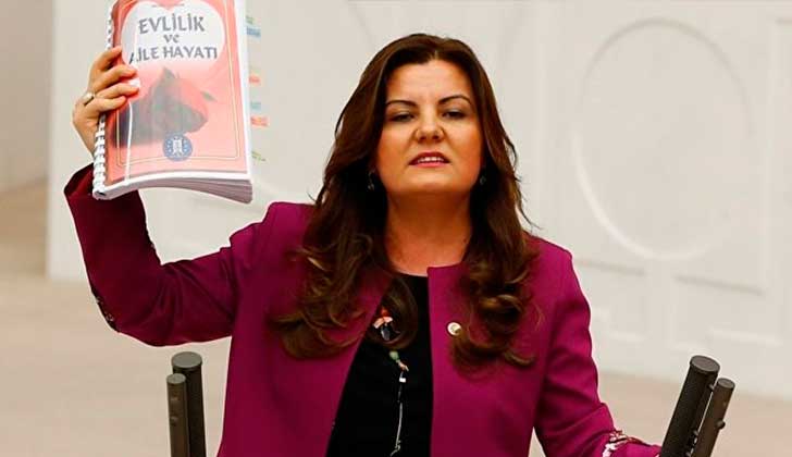 En Turquía entregan ‘guía de matrimonio’ que defiende el maltrato de las mujeres. Foto: Parlamentaria Fatma Kaplan-Hürriyet argumentando contra la guía.