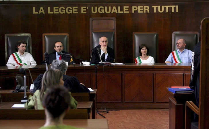 Jueces de la III Corte Penal del Tribunal de Roma escuchan exposición de abogado defensor