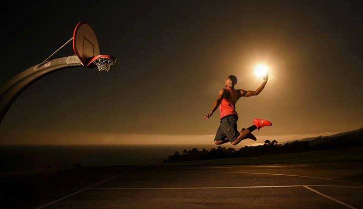La superestrella de la NBA Anthony Davis jugando con el sol.