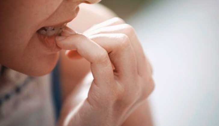Morderse las uñas o chuparse el dedo desde pequeño puede protegernos contra las alergias. Foto: Pixabay