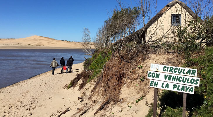 Letrero en Aguas Dulces "No circular con vehículos en la playa" / Foto: Casaseneleste