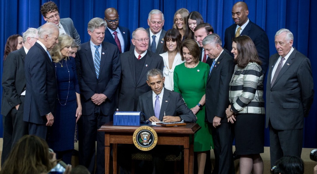 Obama firma el "Cures Act" y lo convierte en ley a pocos días de retirarse. Foto: twitter.com/POTUS. 
