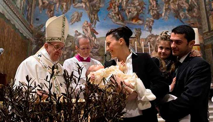 El papa Francisco invitó a las mujeres a "amamantar sin miedo" . Foto: AP