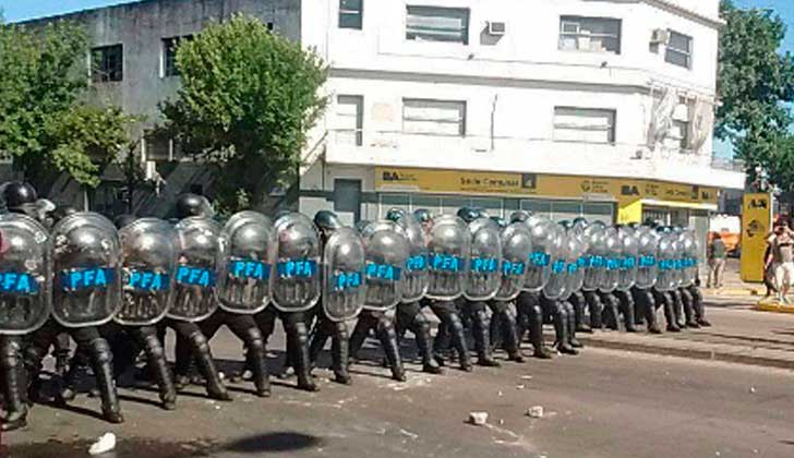 Más represión en Argentina, esta vez contra trabajadores despedidos de AGR del Grupo Clarín. Foto: Twitter Pablo Viña