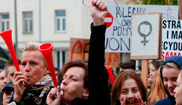 Mujeres de más de 30 países se preparan para una huelga internacional femenina. Foto ilustrativa huelga de mujeres de Polonia - Czarek Sokolowski/AP