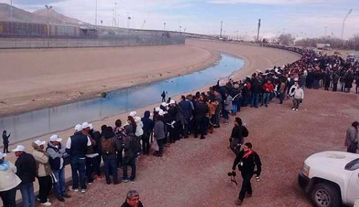 Mexicanos forman un 'muro humano' en la frontera con EE.UU. .