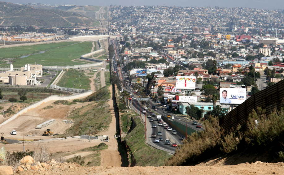 A la derecha, la ciudad mexicana de Tijuana, Baja California; a la izquierda, San Diego, California. Foto: Wikimedia Commons. 