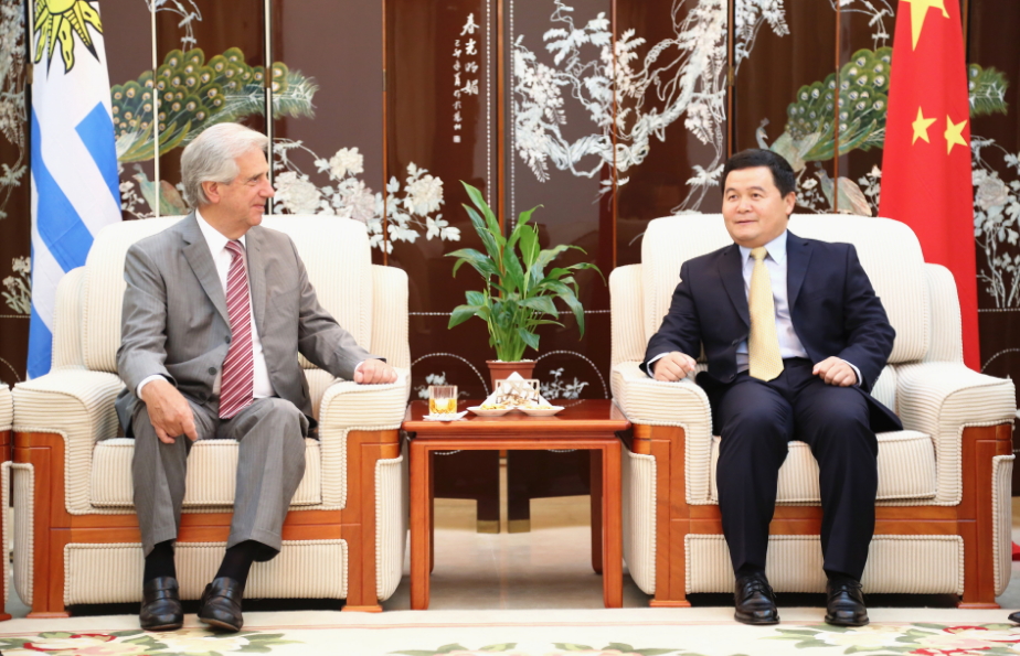 Dong Xiaojun se reunió con Tabaré Vázquez. Foto: Embajada de China en Uruguay.