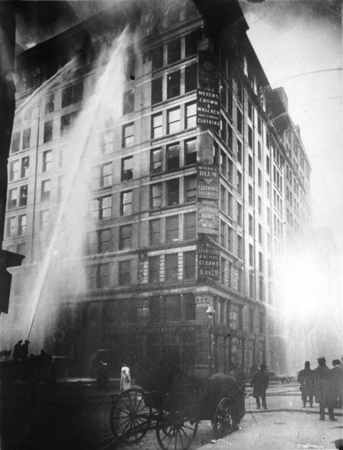 Incendio en la fábrica de camisas Triangle Shirtwaist de Nueva York, el 25 de marzo de 1911. Murieron 146 mujeres y 71 resultaron lastimadas por las llamas. Foto: Wikimedia Commons. 