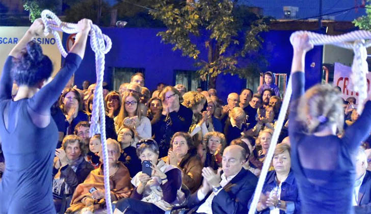 Coreografía, frente a ex cárcel de Cabildo.