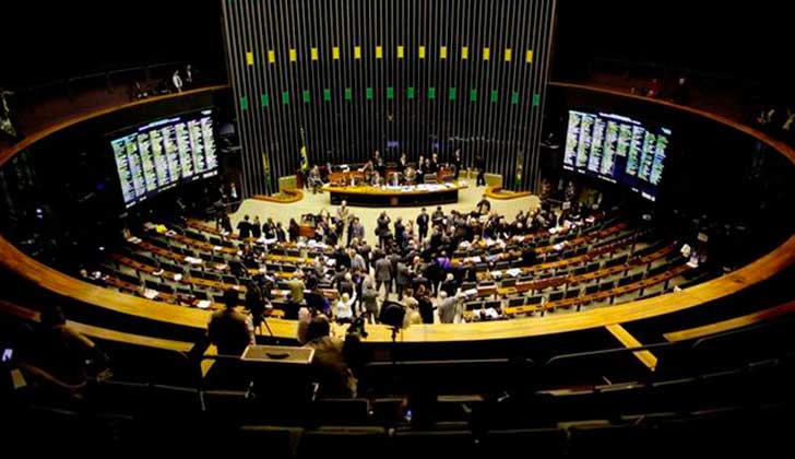 Diputados brasileños aprueban proyecto de ley sobre completa tercerización laboral.