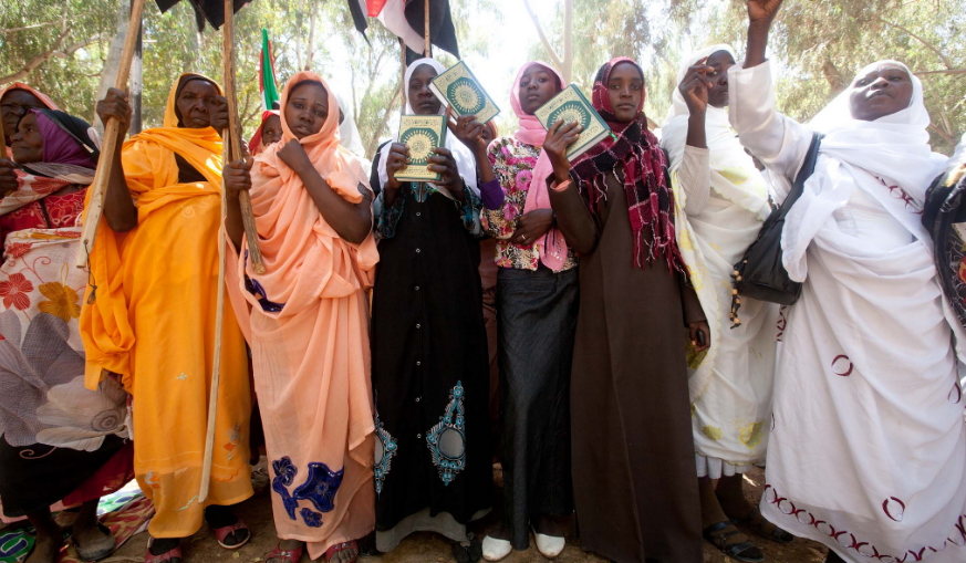 Mujeres marchan en el Día Internacional de la Mujer en Kutum, Sudán. Foto: UNAMID.