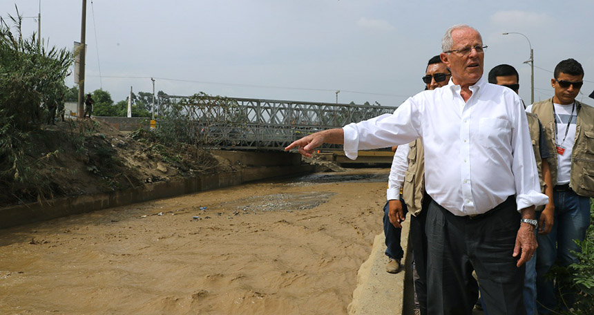 El presidente peruano Pedro Pablo Kuczynski recorre las zonas afectadas. Foto: Presidencia del Perú.