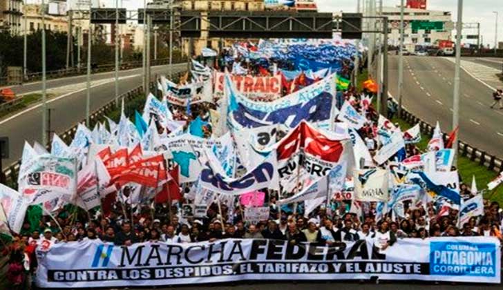 Docentes argentinos realizan marcha federal hacia la Plaza de Mayo en reclamo de paritaria nacional.