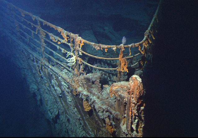 Proa del pecio del Titanic, fotografiada en junio de 2004. Foto: Wikimedia Commons.