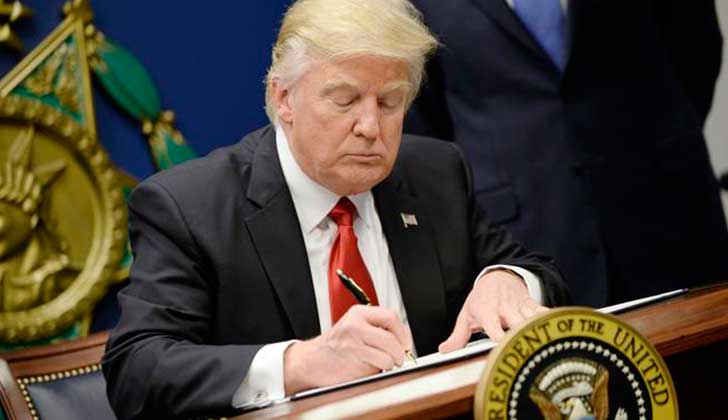 Trump firmó una nueva versión de su veto migratorio que excluye a Irak . Foto:  Olivier Douliery/EPA