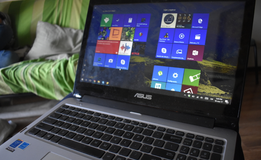 Una computadora portátil con Windows 10. Foto: Carlos Loría - LARED21